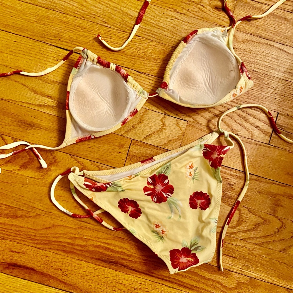 Vintage Aeropostale String Bikini Size S/M Light Yellow Maroon Floral Bikini - Picture 2 of 2